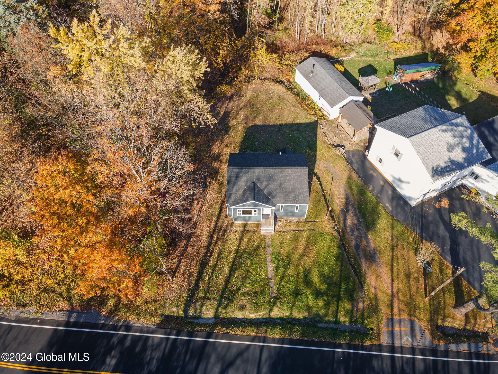 388 Gordon Road Rotterdam, NY 12306 - Photo 3 of 26 21-388GordonRd_21