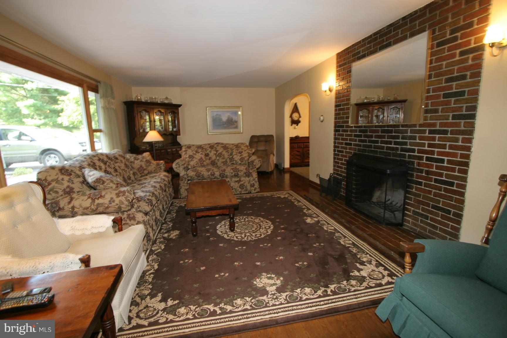 8605 Reichard Road Fairplay, MD 21733 - Photo 3 of 23 Living Room