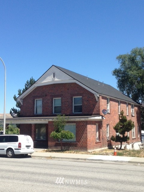 421 South Mission Street Wenatchee, WA 98801 - Photo 1 of 7 a car parked in front of a house