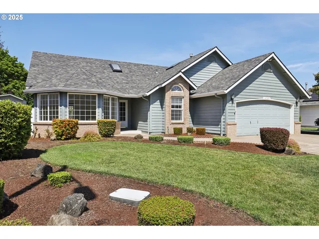 a view of a house with backyard