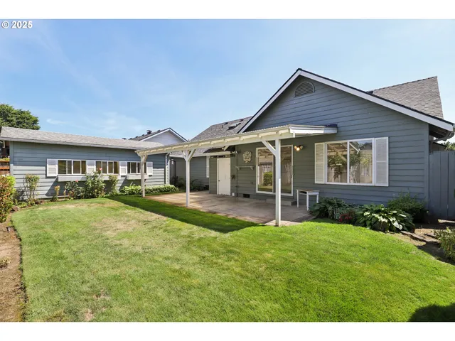 a view of a yard in front of house