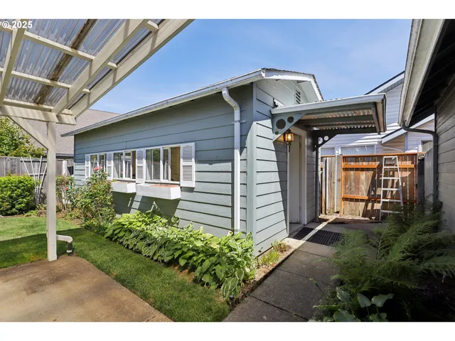 a view of a back yard of the house