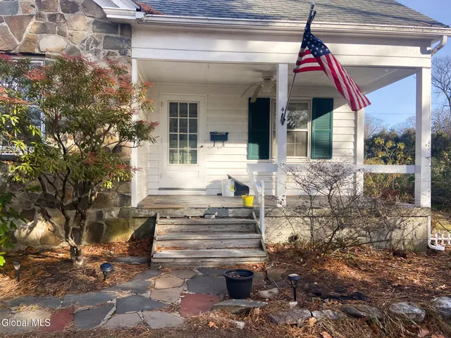 $359,900 | 4 Woodridge Road, Bethlehem, NY 12054