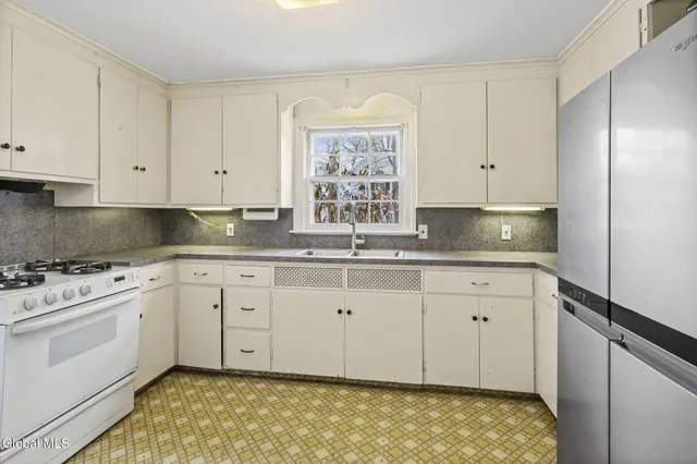 $359,900 | 4 Woodridge Road, Bethlehem, NY 12054