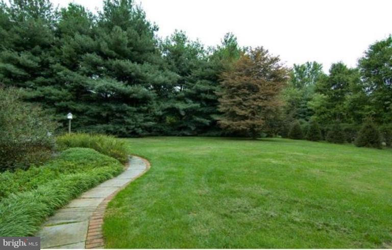 12419 Falls Road Cockeysville, MD 21030 - Photo 5 of 19 Back path