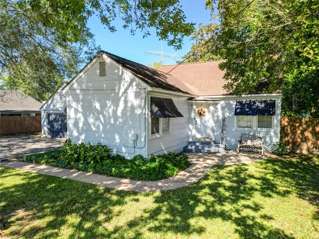 $183,900 | 440 West Brazos Avenue, West Columbia, TX 77486