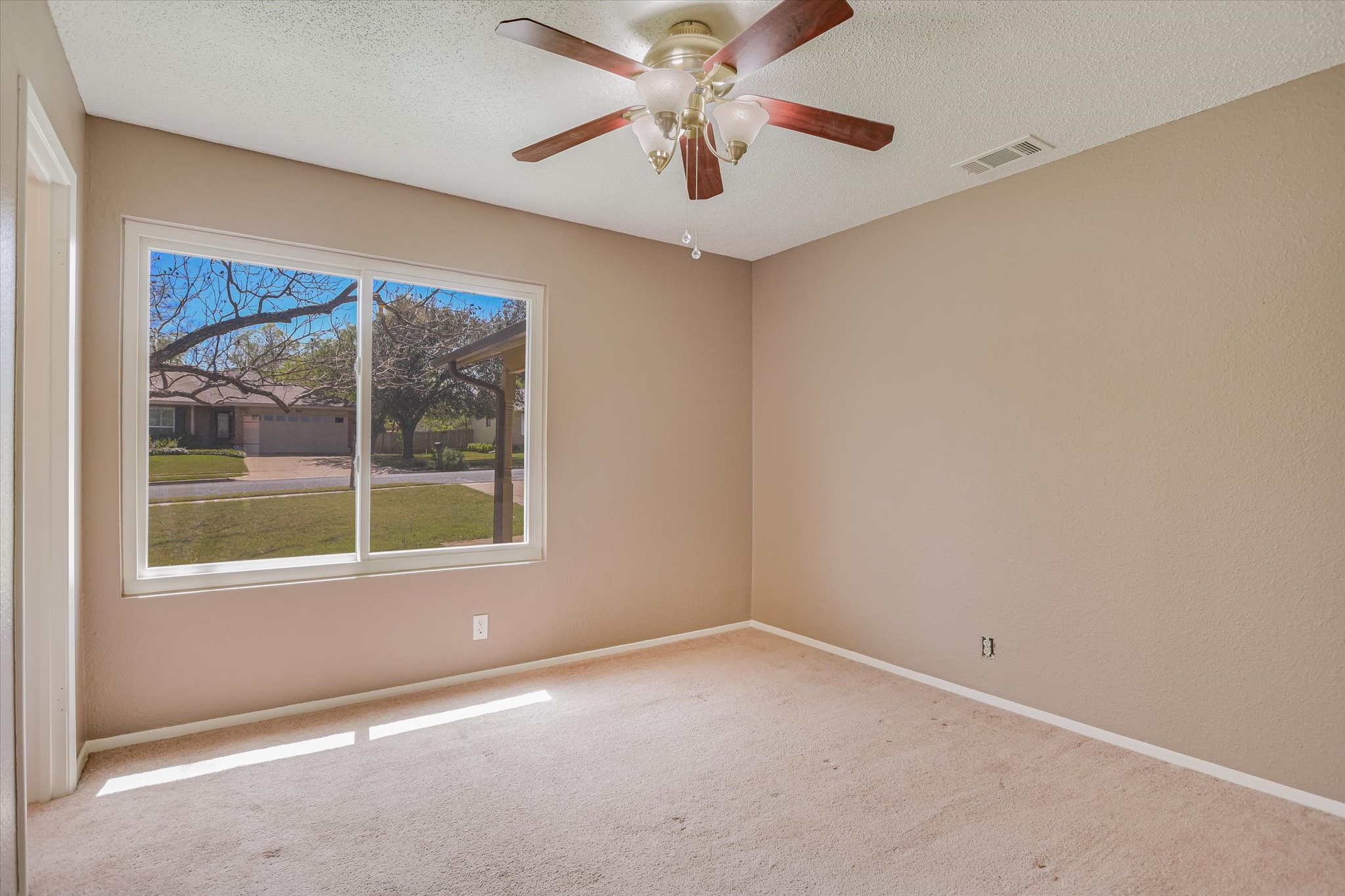 606 Splitrock Round Rock, TX 78681 - Photo 13 of 18 an empty room with a window and a fan
