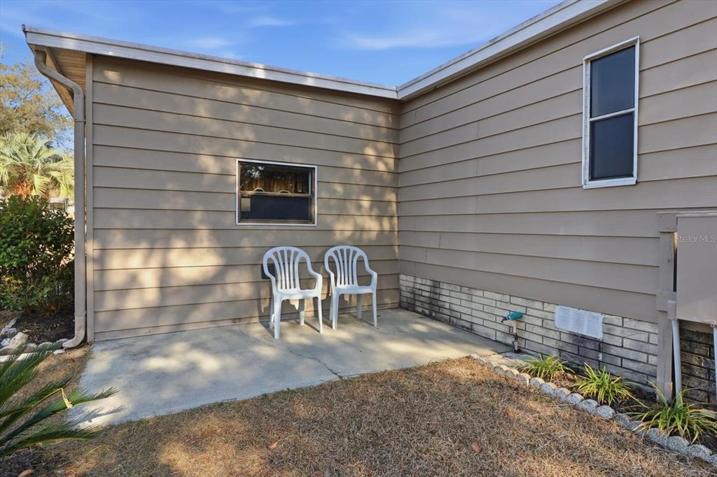 2285 North Loma Point Hernando, FL 34442 - Photo 29 of 36 a backyard of a house with table and chairs