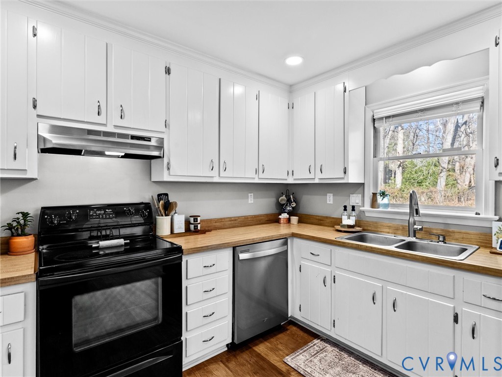 4507 Parrish Branch Road Midlothian, VA 23112 - Photo 22 of 40 a kitchen with granite countertop white cabinets and appliances