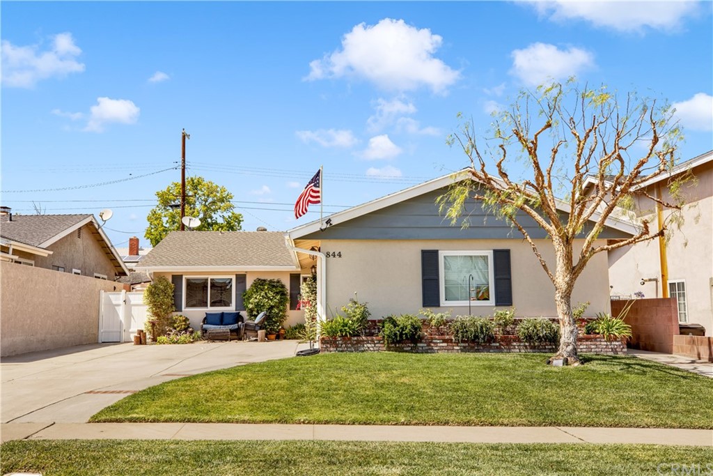 844 Eastman Place San Pedro, CA 90731 - Photo 2 of 44 a front view of a house with garden