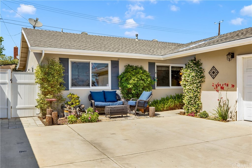 844 Eastman Place San Pedro, CA 90731 - Photo 3 of 44 a group of potted plants in front of a building