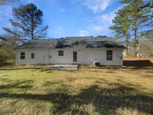 a view of a house with a backyard