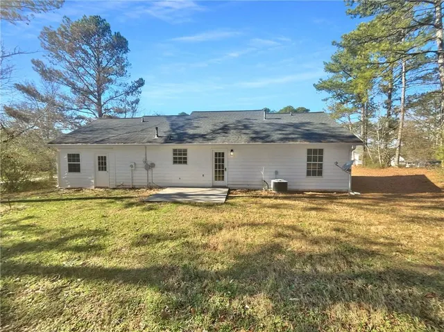 a view of a house with a backyard