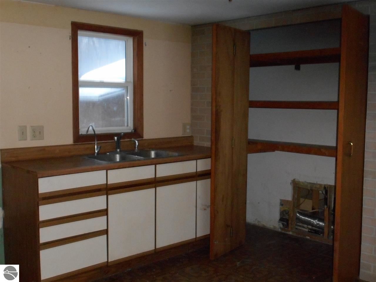 711 West Gordonville Road Midland, MI 48640 - Photo 9 of 25 1795053-8.JPG