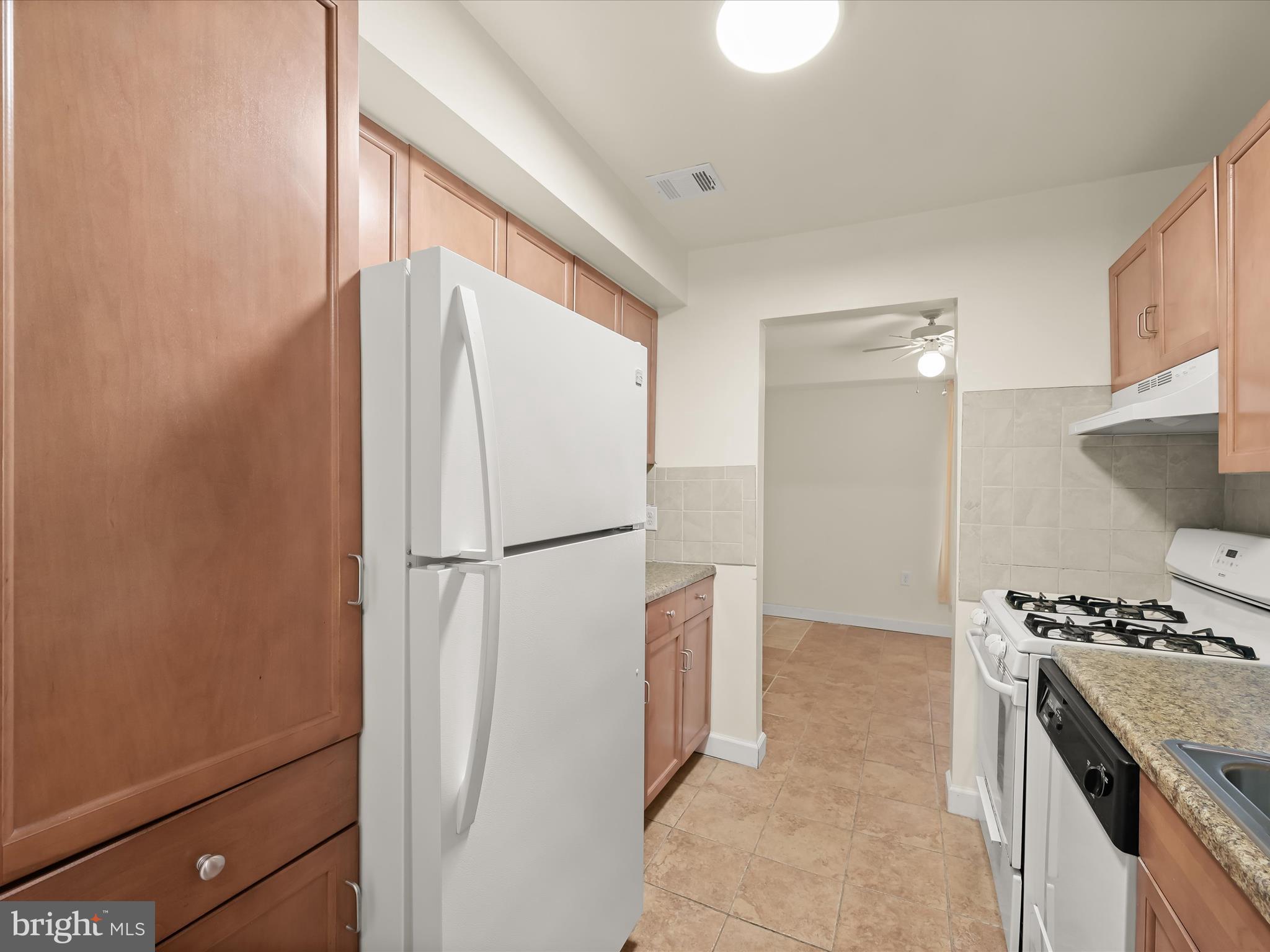 10547 Twin Rivers Road, Unit D2 Columbia, MD 21044 - Photo 11 of 23 Kitchen