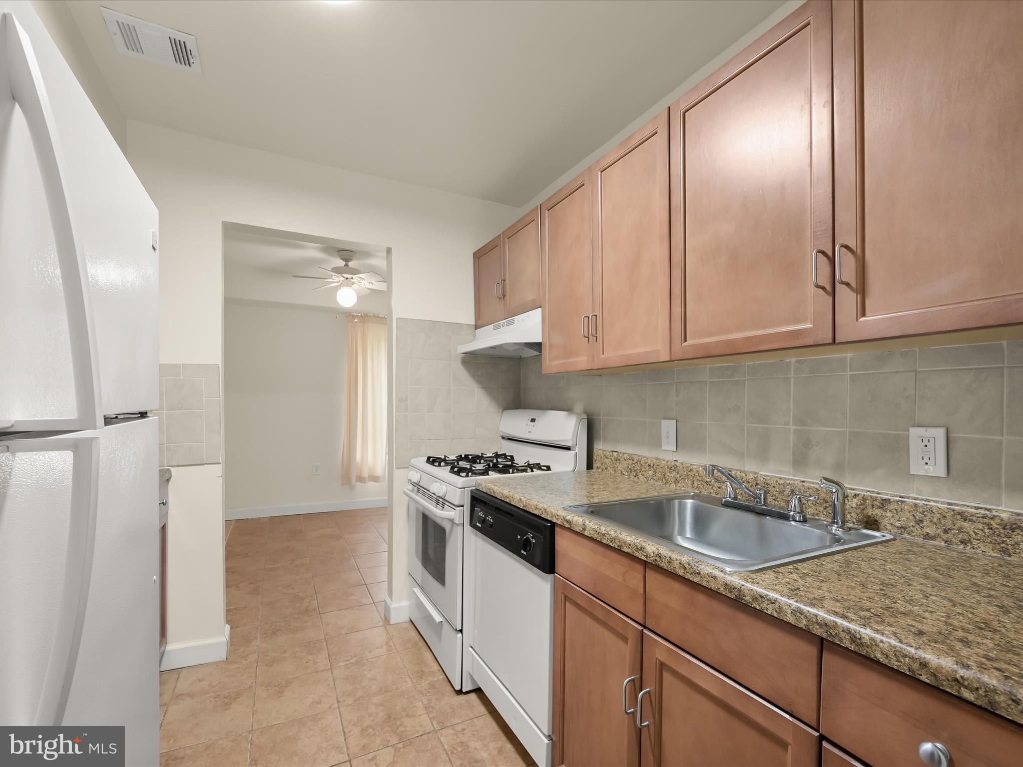 10547 Twin Rivers Road, Unit D2 Columbia, MD 21044 - Photo 12 of 23 Kitchen