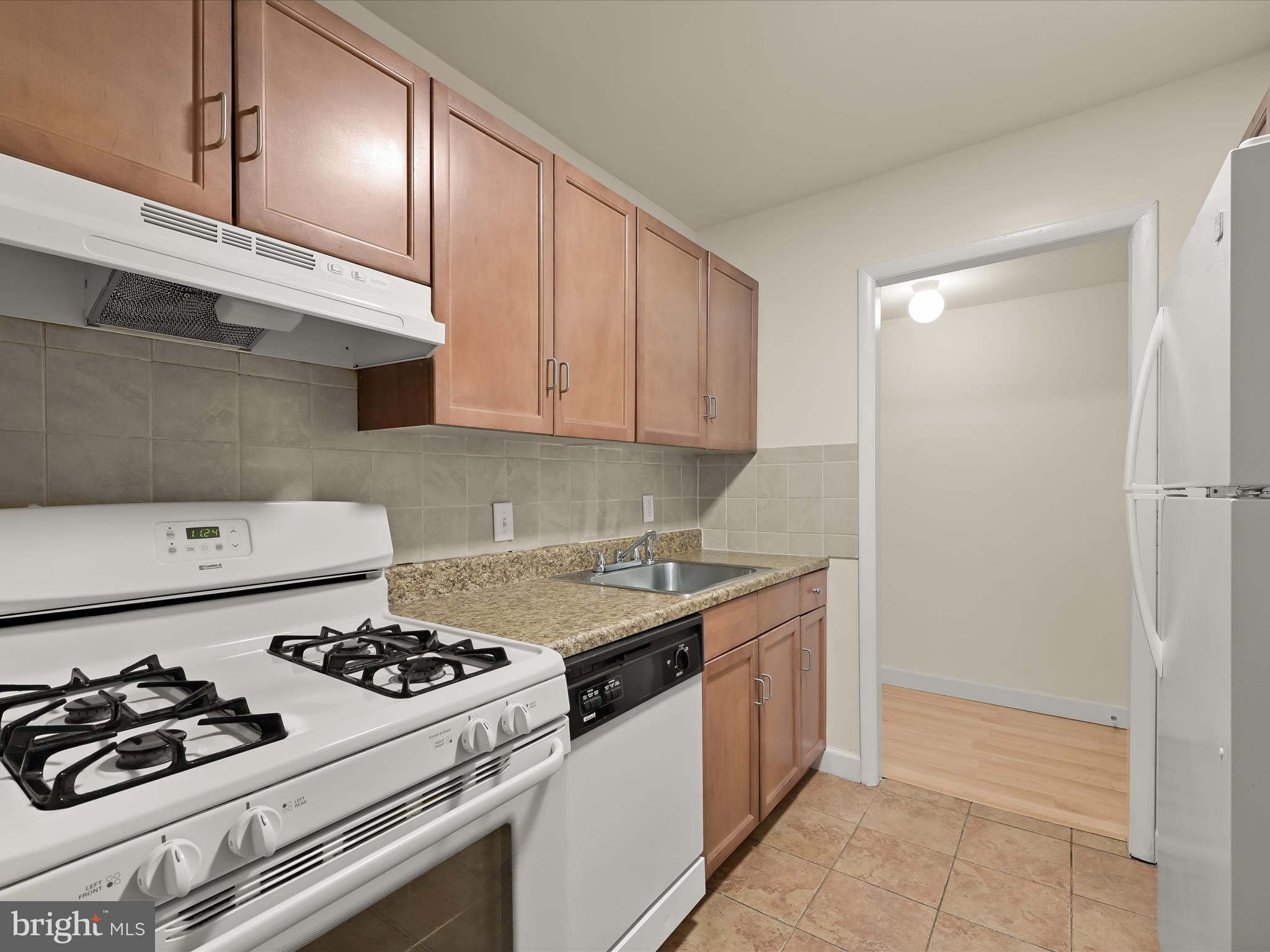 10547 Twin Rivers Road, Unit D2 Columbia, MD 21044 - Photo 13 of 23 Kitchen