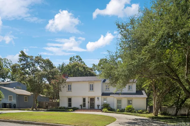 a view of livingroom with furniture and windows