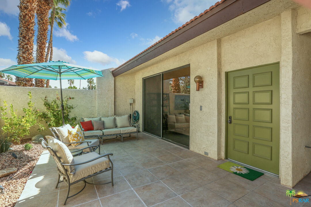 1314 East Andreas Road Palm Springs, CA 92262 - Photo 27 of 34 a patio with a patio table and chairs