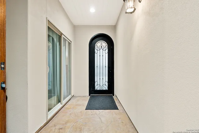 a view of entryway with a front door