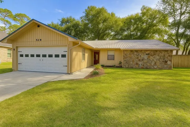 a view of a house with a yard
