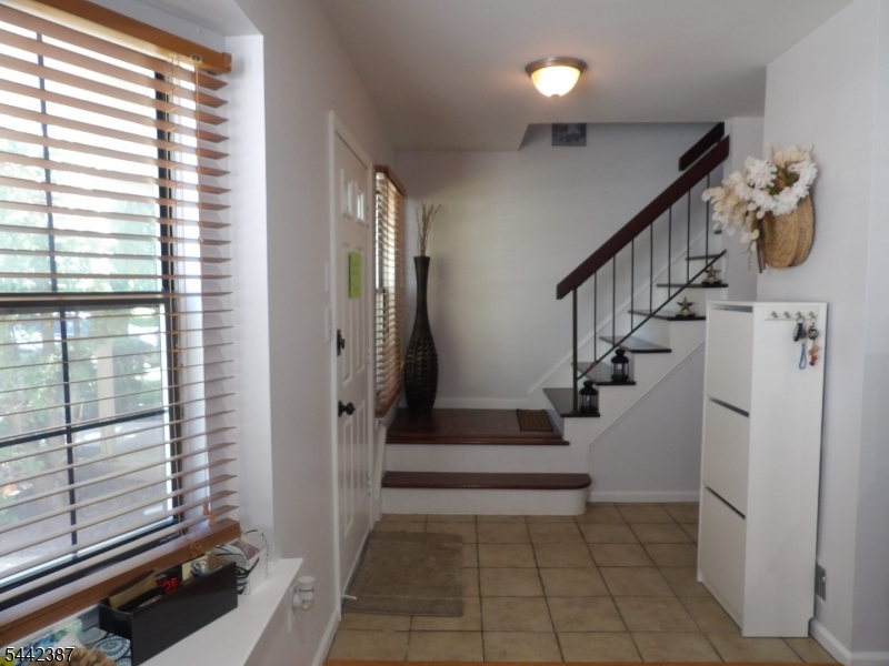 605 Timber Oaks Road Edison, NJ 08820 - Photo 5 of 25