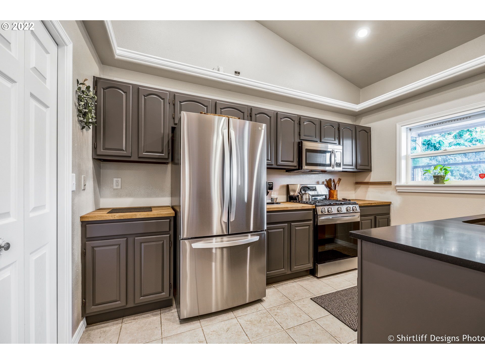 4313 Cole Way Springfield, OR 97478 - Photo 10 of 32 a kitchen with granite countertop a refrigerator stove and microwave