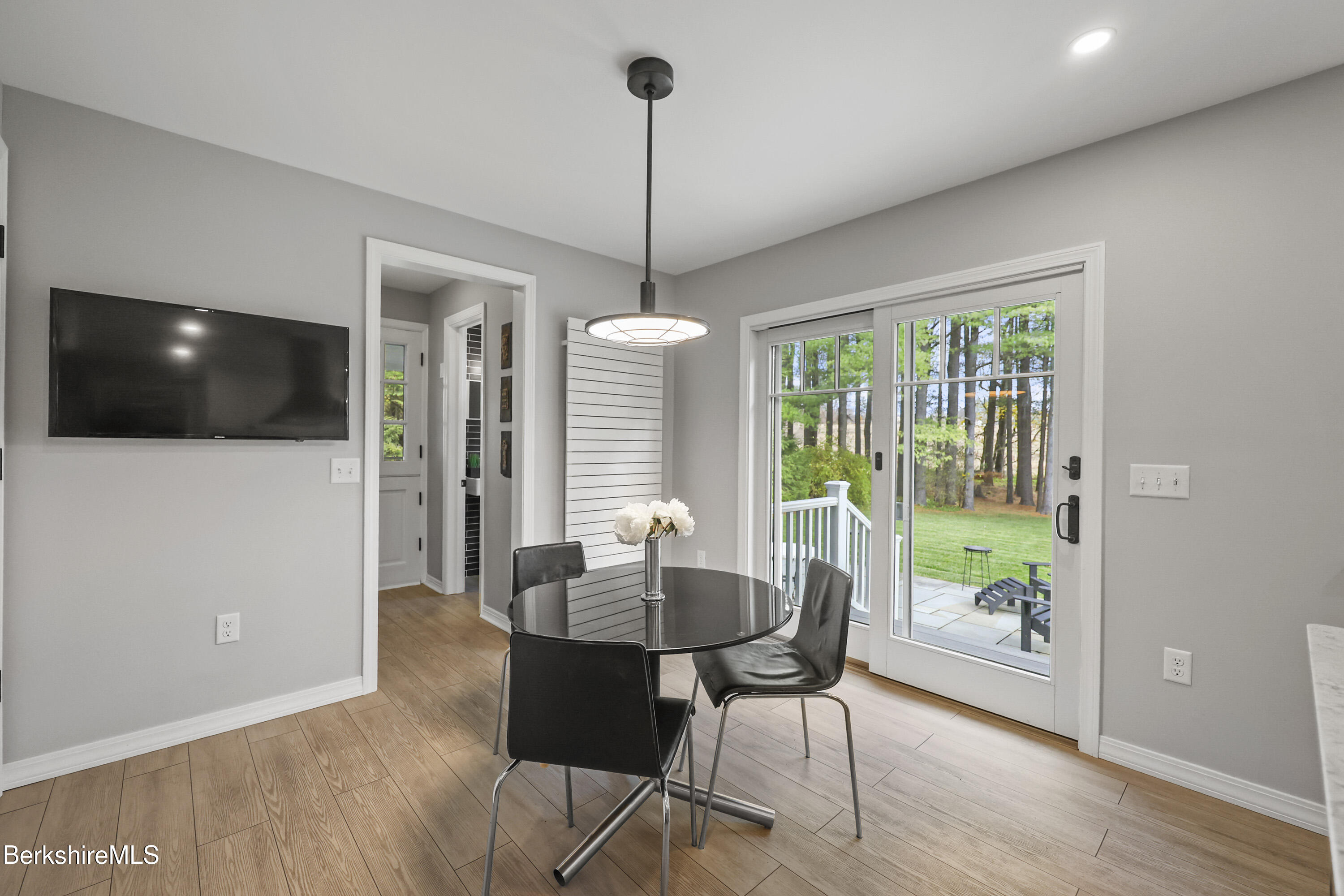 69 Gravesleigh Terrace Pittsfield, MA 01201 - Photo 39 of 84 150 Breakfast Area