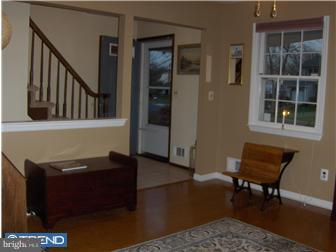 29 Hobbs Road Trenton, NJ 08619 - Photo 3 of 12 Living Room