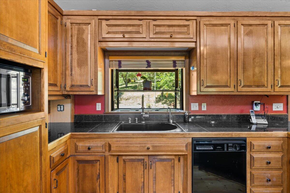 7388 Upper Applegate Road Jacksonville, OR 97530 - Photo 17 of 57 Kitchen sink