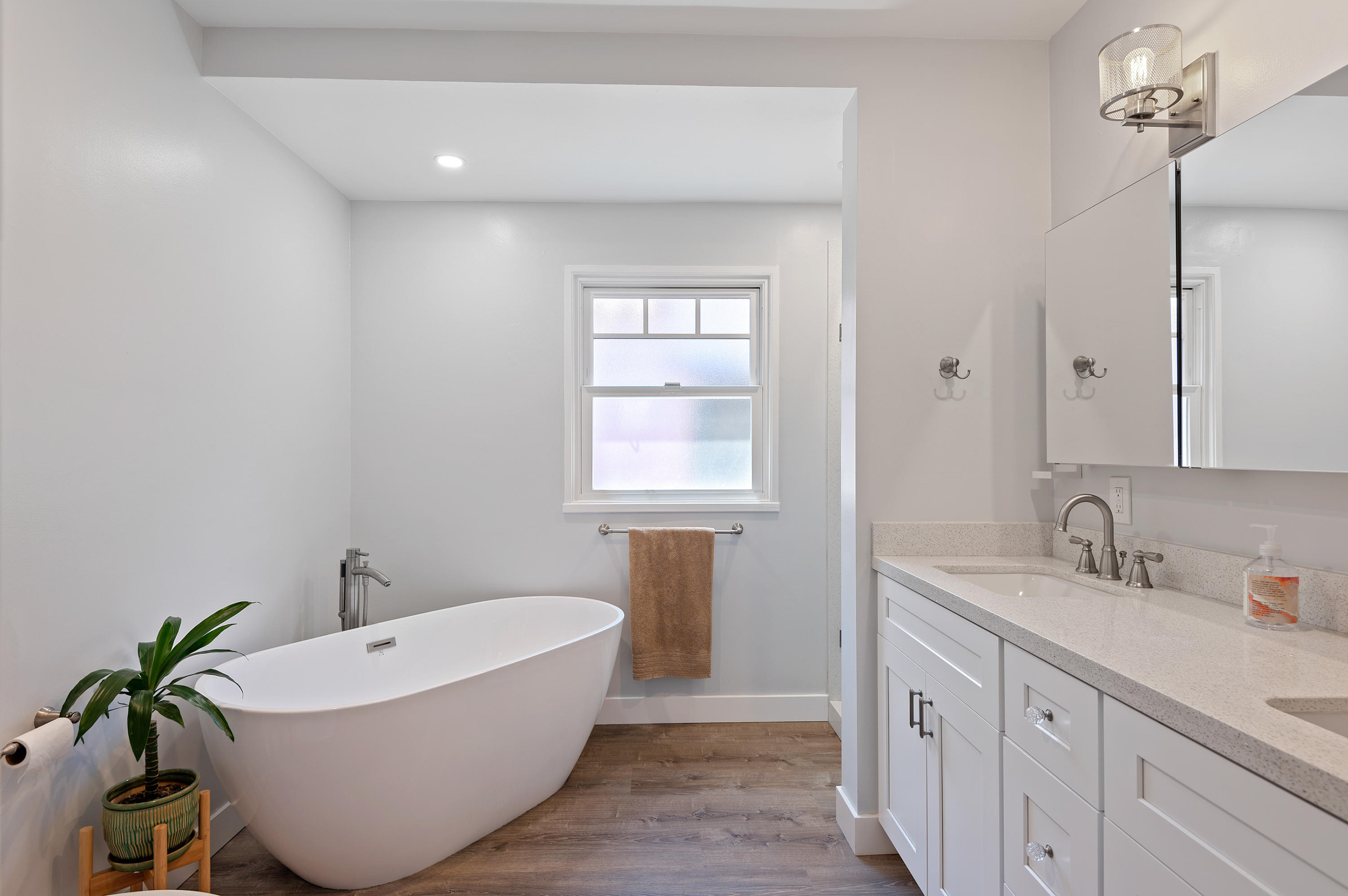 2920 Hermosa Road Santa Barbara, CA 93105 - Photo 12 of 24 17 - Primary Bathroom
