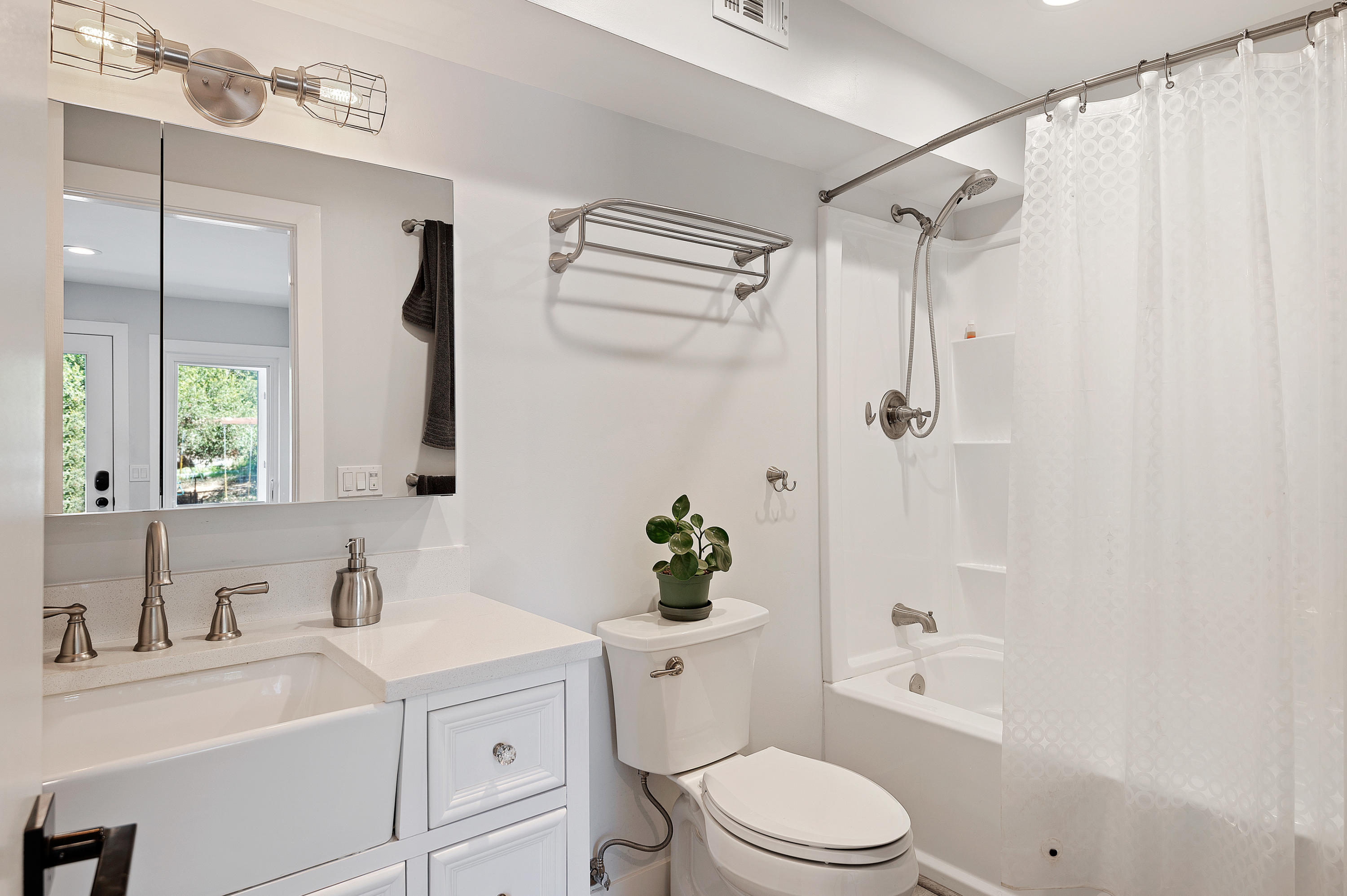 2920 Hermosa Road Santa Barbara, CA 93105 - Photo 18 of 24 23 - Downstairs Bathroom