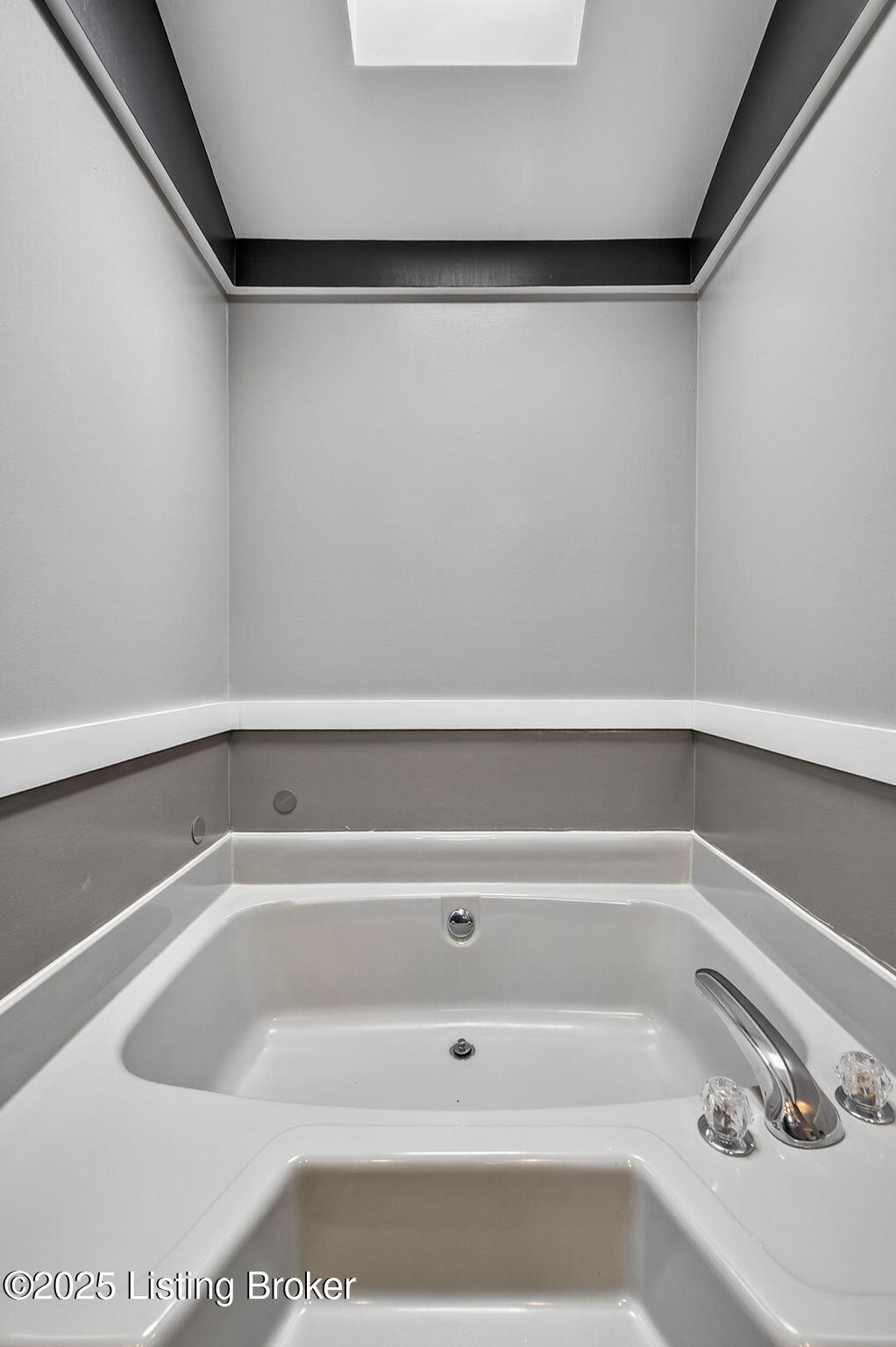 10415 Vantage Road Louisville, KY 40299 - Photo 25 of 36 25-web-or-mls-10415-vantage-rd