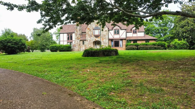a view of a pathway with a garden