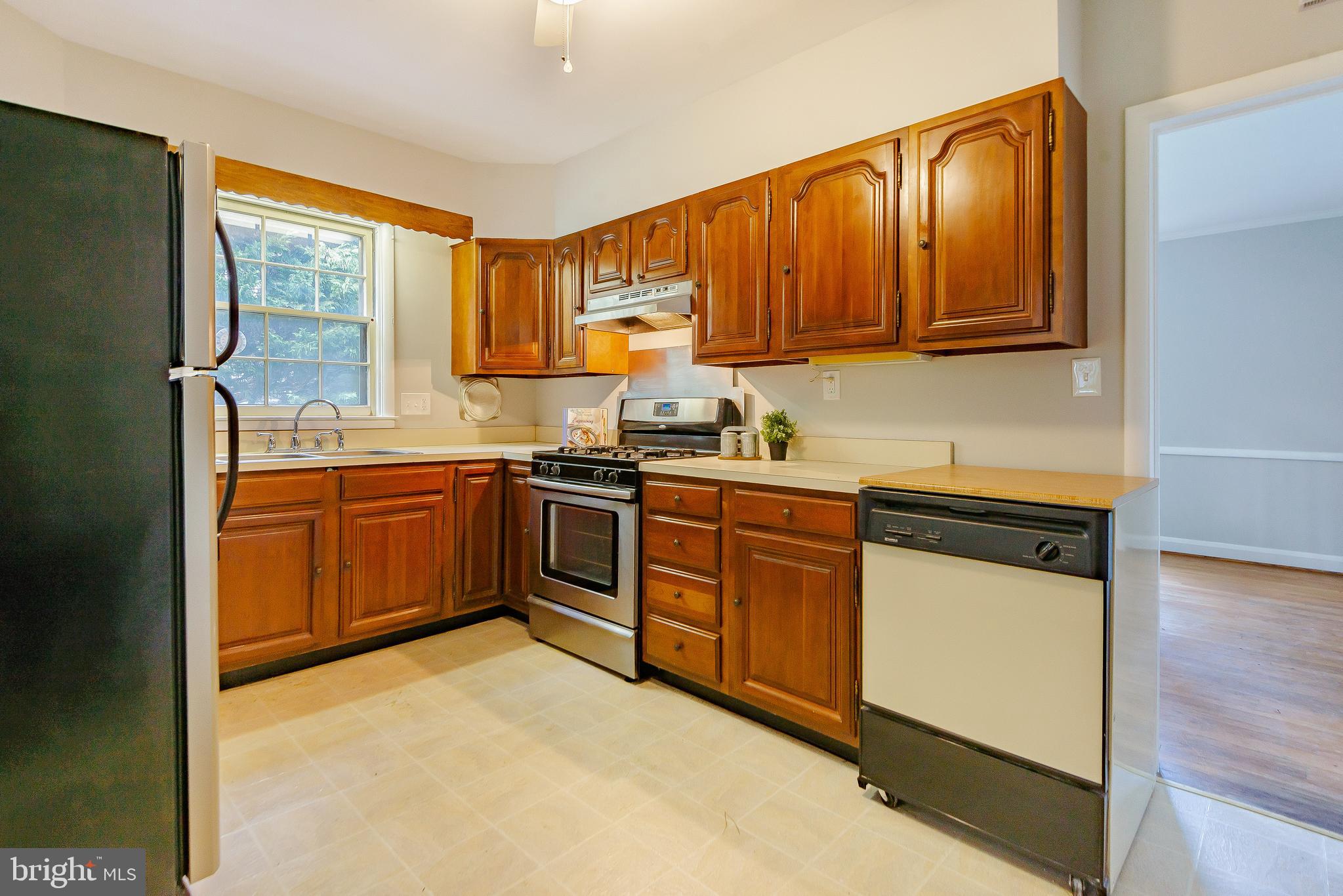 1636 Alston Road Towson, MD 21204 - Photo 7 of 29 Eat-in Kitchen with Lovey wood cabinets