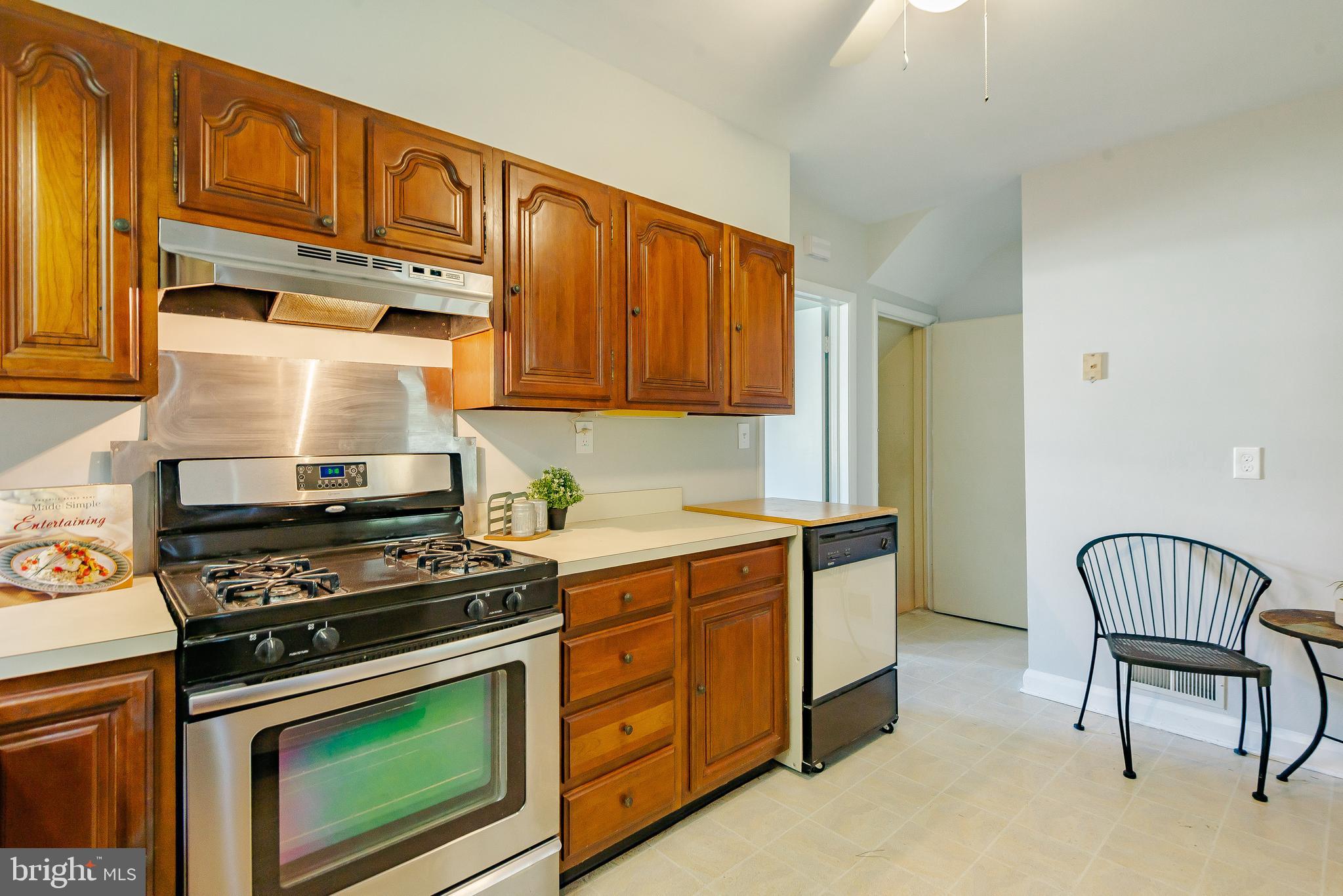 1636 Alston Road Towson, MD 21204 - Photo 10 of 29 gas cooking in eat in kitchen