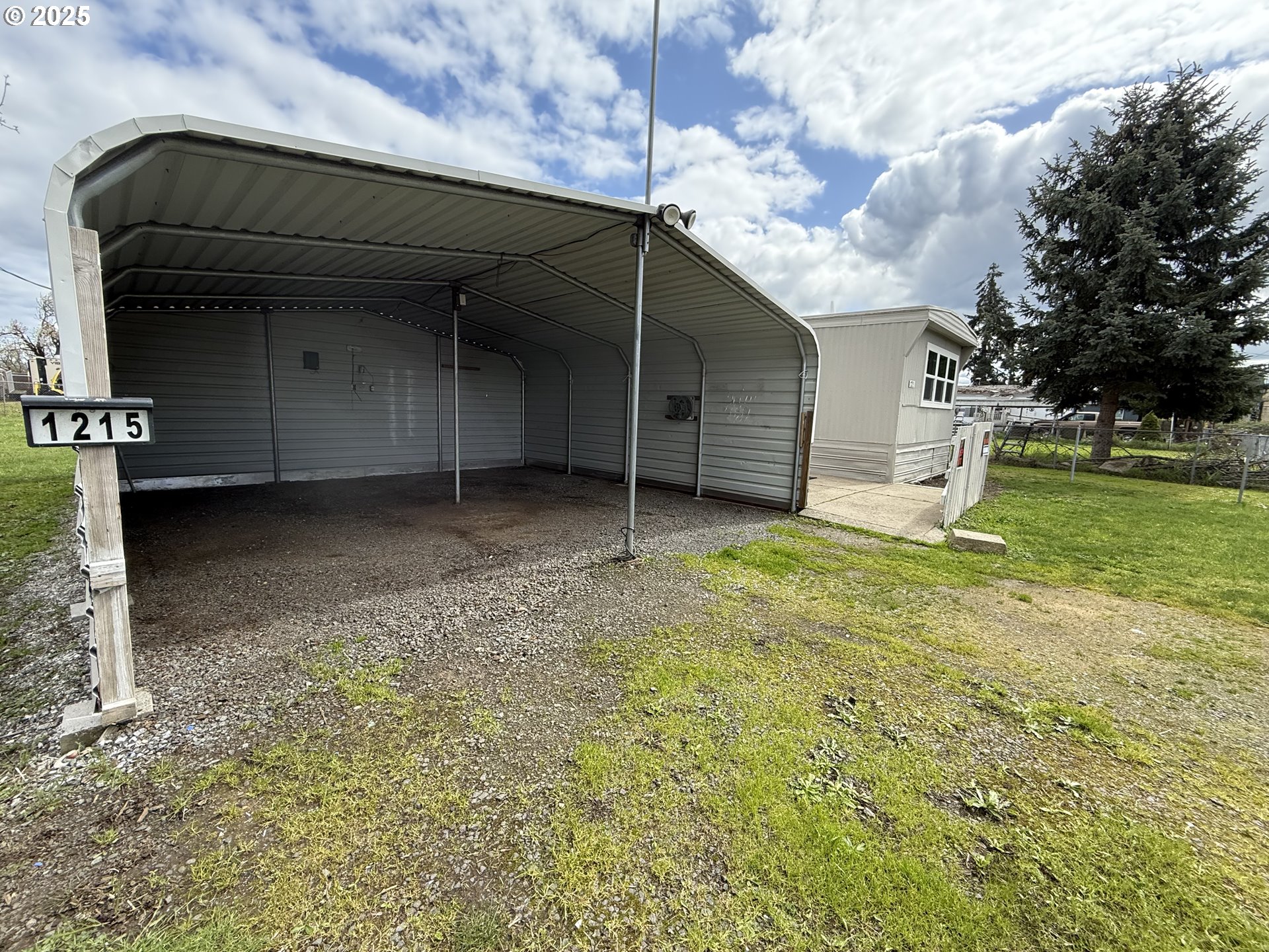 1215 36th Street Springfield, OR 97478 - Photo 18 of 20 Carport