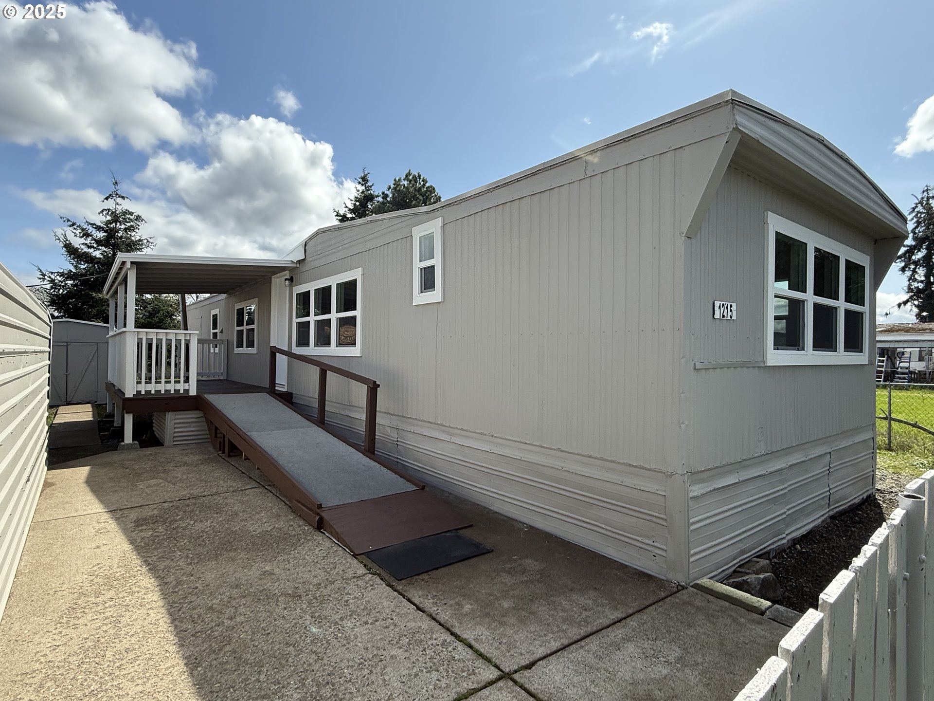 1215 36th Street Springfield, OR 97478 - Photo 3 of 20