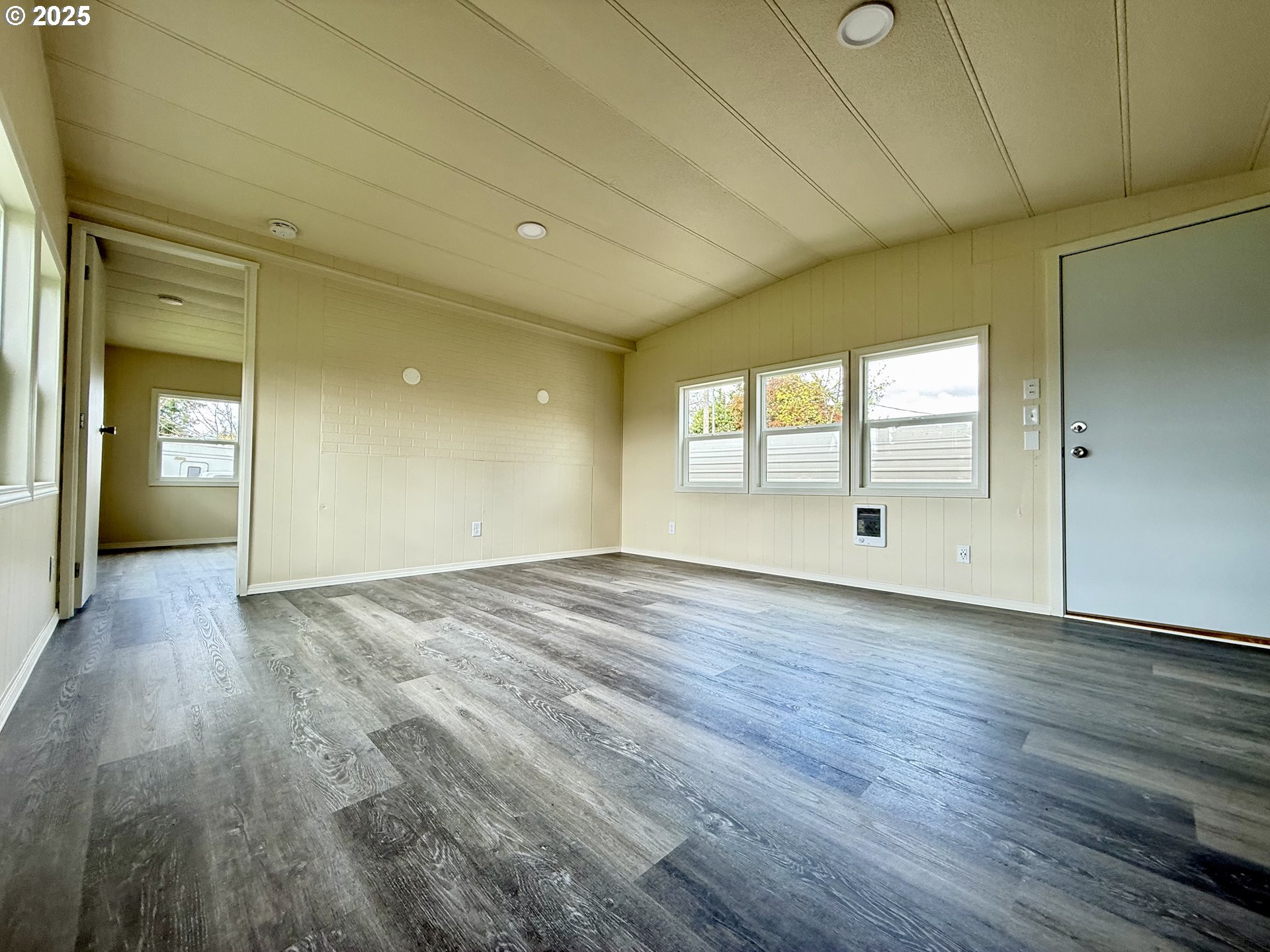 1215 36th Street Springfield, OR 97478 - Photo 8 of 20 Living Room