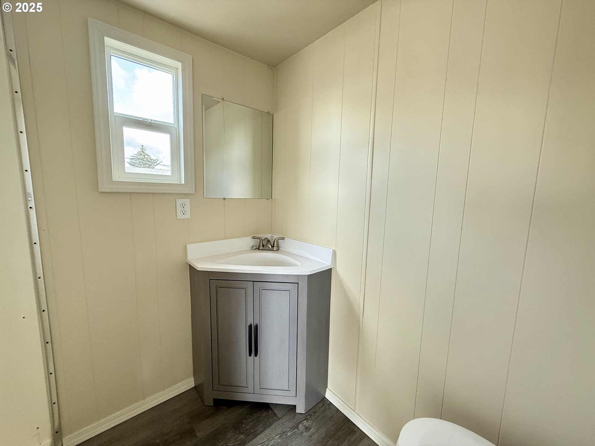 1215 36th Street Springfield, OR 97478 - Photo 10 of 20 Attached Bathroom #1