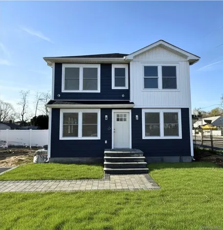 $749,000 | 4 Lee Avenue, Bay Shore, NY 11706