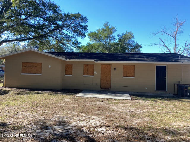 5917 Le Sabre Road Jacksonville, FL 32244 - Photo 8 of 12 a backyard of a house