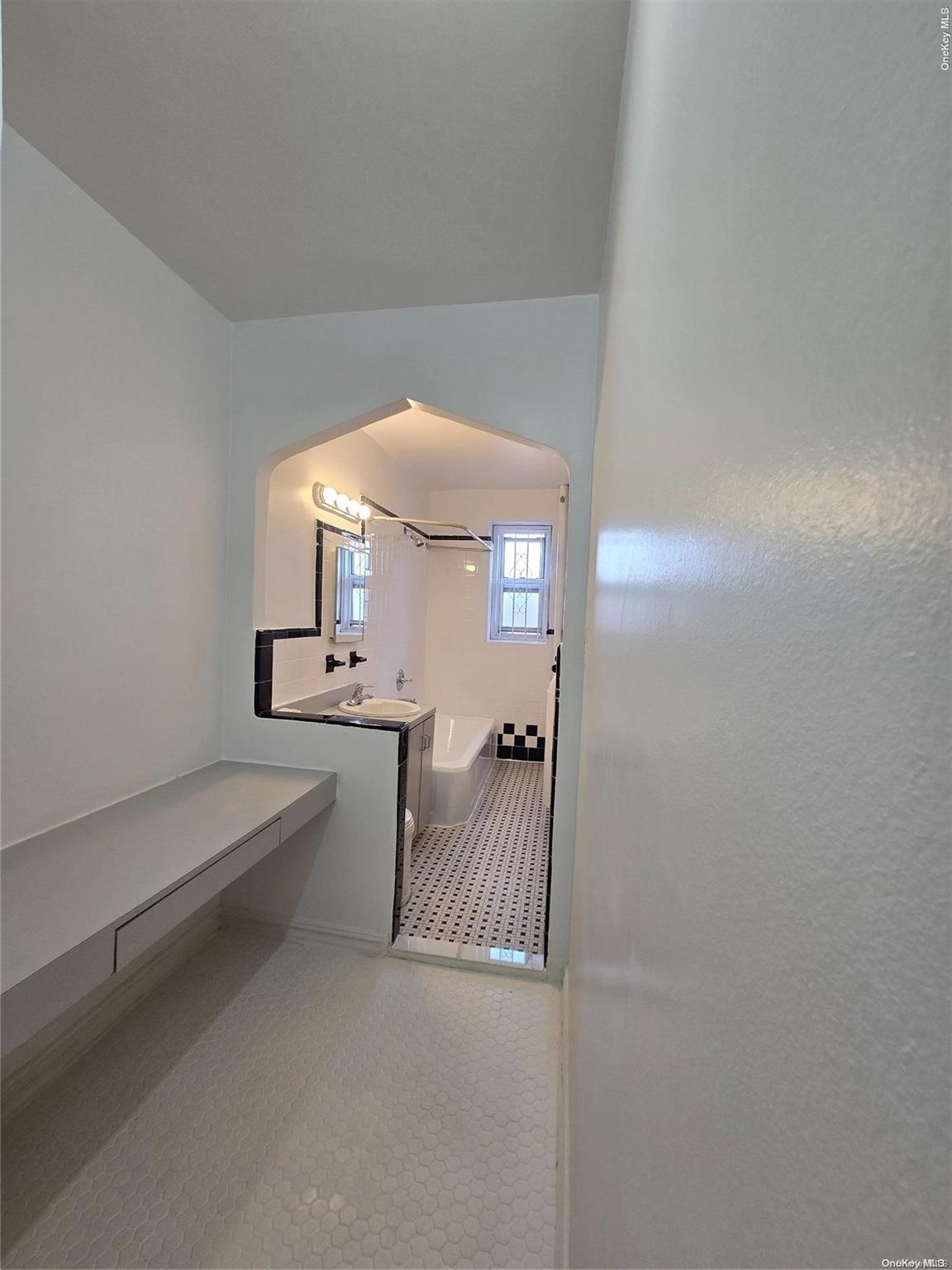 65-41 Booth Street, Unit 6K Queens, NY 11374 - Photo 5 of 15 Bathroom