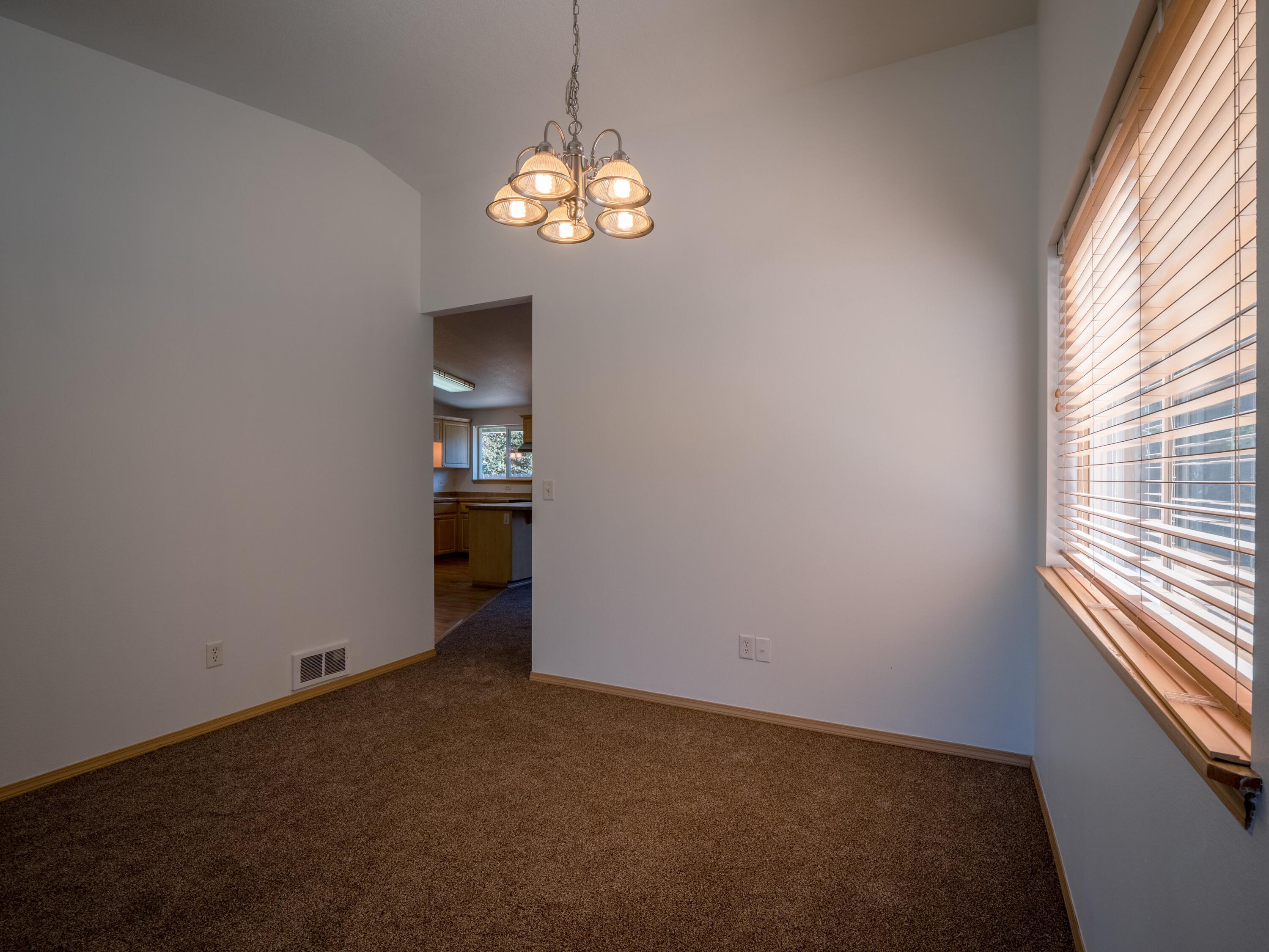 2106 Delta Waters Road Medford, OR 97504 - Photo 14 of 32 Living 6