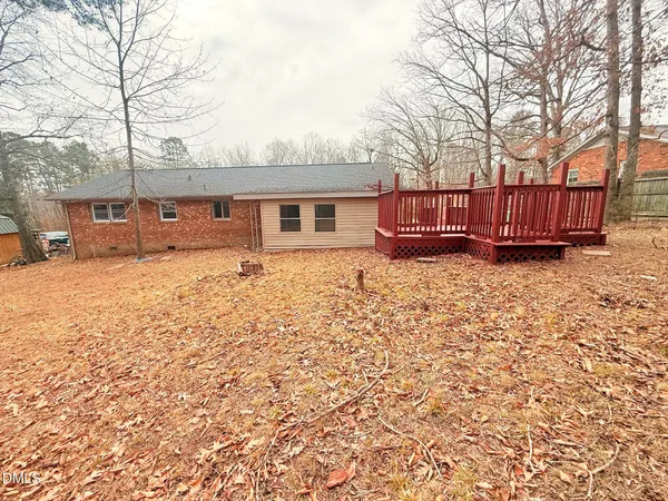a house view with backyard space