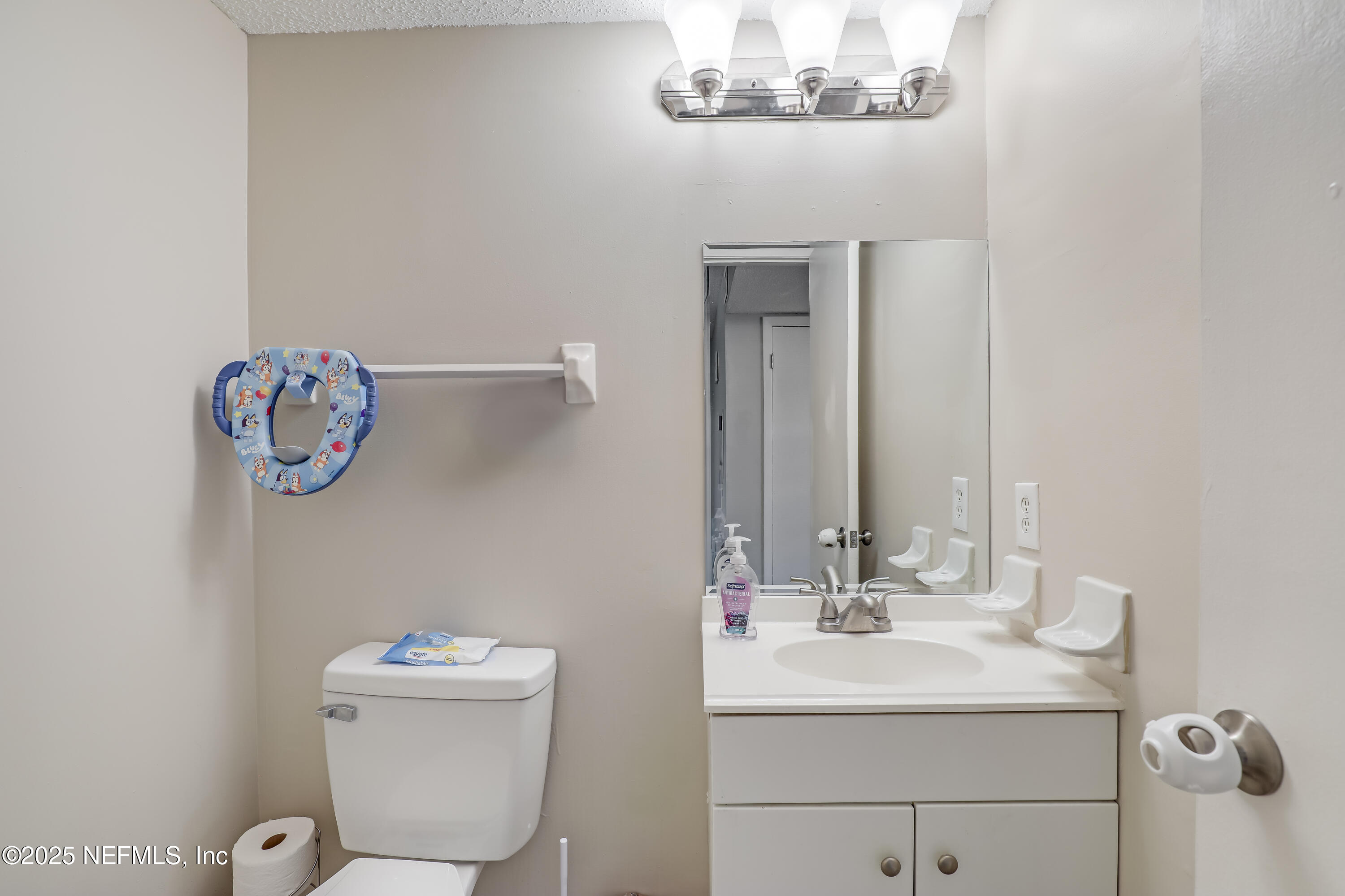 503 Kettering Way Orange Park, FL 32073 - Photo 10 of 28 a bathroom with a sink a mirror and a toilet