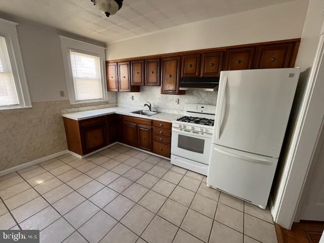 207 Huntley Road Upper Darby, PA 19082 - Photo 7 of 16 Charming kitchen with classic finishes.