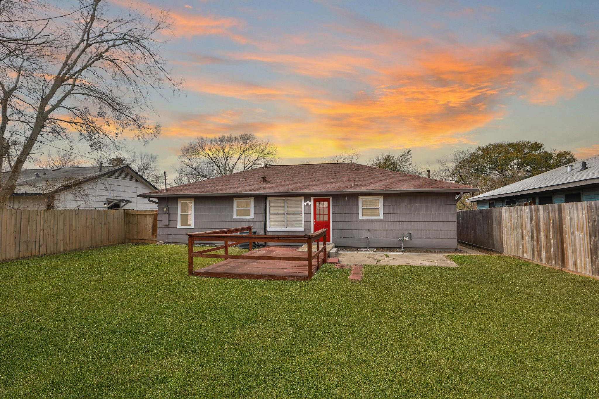 9211 Vinearbor Street Houston, TX 77033 - Photo 3 of 33 a front view of a house with a garden