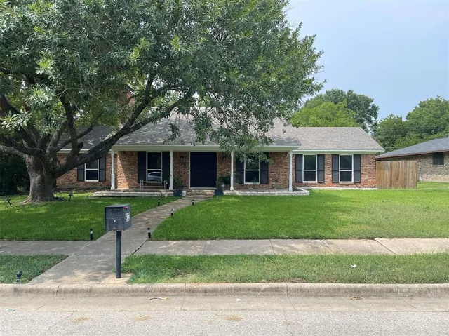$350,000 | 933 Waynelee Drive, Lancaster, TX 75146