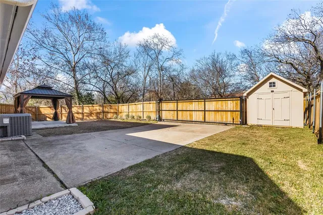 a view of back yard of the house